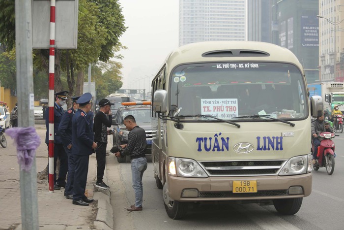 Hà Nội: Người dân lỉnh kỉnh hành lý rời Thủ đô về quê nghỉ Tết Dương lịch- Ảnh 15.