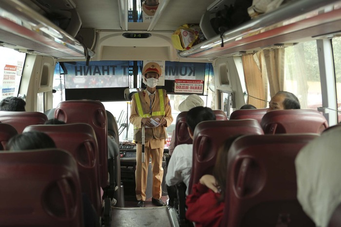 Hà Nội: Người dân lỉnh kỉnh hành lý rời Thủ đô về quê nghỉ Tết Dương lịch- Ảnh 16.
