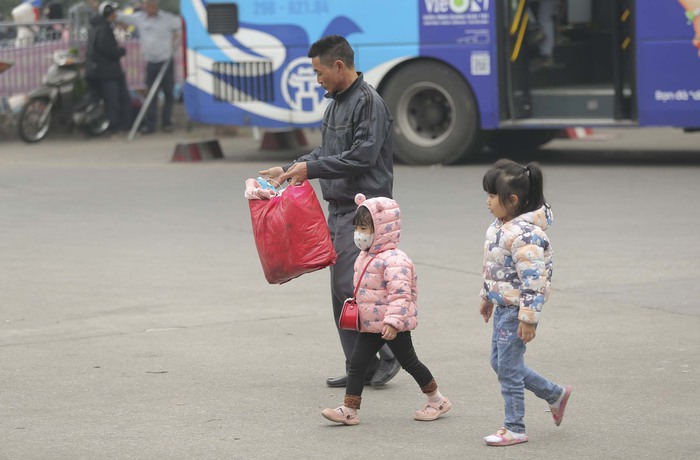 Hà Nội: Người dân lỉnh kỉnh hành lý rời Thủ đô về quê nghỉ Tết Dương lịch- Ảnh 11.
