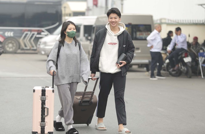 Hà Nội: Người dân lỉnh kỉnh hành lý rời Thủ đô về quê nghỉ Tết Dương lịch- Ảnh 3.