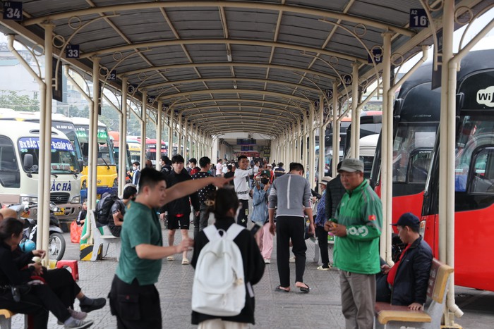 Hà Nội: Người dân lỉnh kỉnh hành lý rời Thủ đô về quê nghỉ Tết Dương lịch- Ảnh 18.