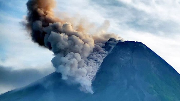 Núi lửa Marapi phun tro bụi cao 3.000 mét lên bầu trời trên đảo Sumatra của Indonesia- Ảnh 1.