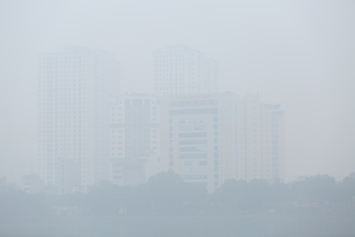 Không khí Hà Nội ô nhiễm trầm trọng, cả thành phố chìm trong màn sương trắng từ sáng đến tối- Ảnh 4.