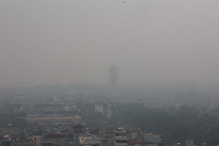 Không khí Hà Nội ô nhiễm trầm trọng, cả thành phố chìm trong màn sương trắng từ sáng đến tối- Ảnh 16.
