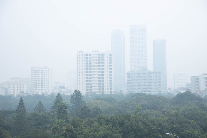 Không khí Hà Nội ô nhiễm trầm trọng, cả thành phố chìm trong màn sương trắng từ sáng đến tối- Ảnh 5.