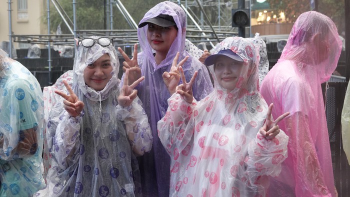 Nhiều người đi sớm giữ chỗ xem pháo hoa, hứng trọn cơn mưa ngay phố đi bộ Nguyễn Huệ chiều cuối năm- Ảnh 9.