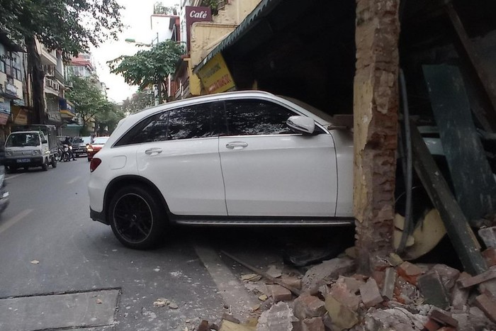 Hà Nội: Tài xế xe Mercedes mất lái lao vào nhà dân trên phố cổ lúc rạng sáng- Ảnh 1.