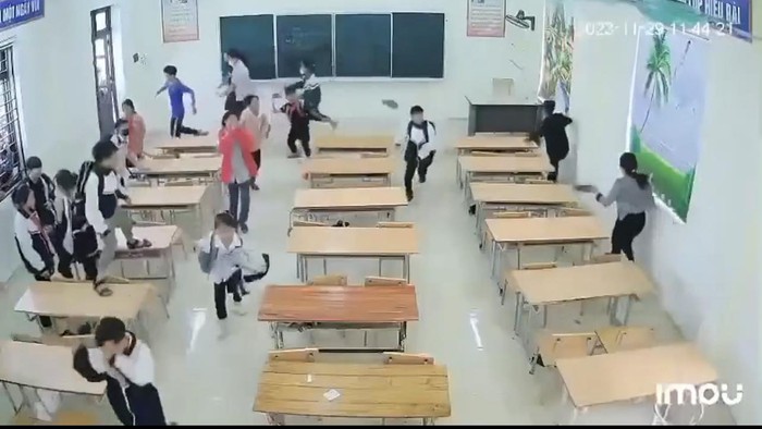Vụ cô giáo bị nhiều học sinh nhốt, ném dép: Xuất hiện thêm clip cô giáo cầm giày đuổi cả lớp chạy tán loạn- Ảnh 2.