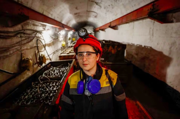 Các nữ công nhân làm việc thay nam giới tại các mỏ than Ukraine- Ảnh 2.