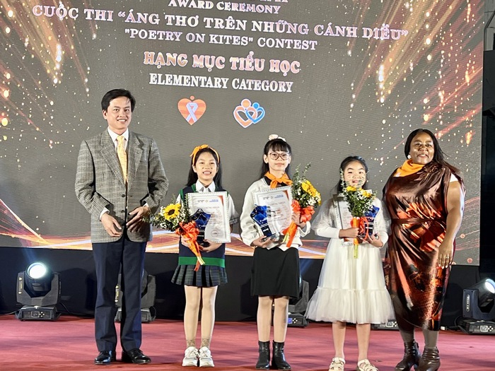 Trao giải thơ hạng mục Tiểu học