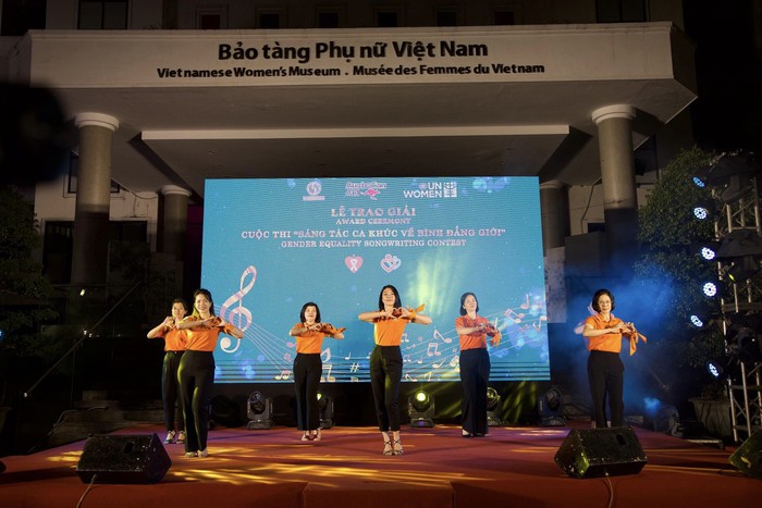 Tiết mục nhảy dân vũ đến từ Phó Chủ tịch Hội LHPN Việt Nam Nguyễn Thị Minh Hương và các cán bộ Hội LHPN Việt Nam