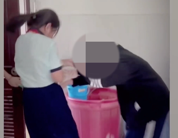 TP.HCM: Nữ sinh lớp 8 bị đánh túi bụi tại nhà vệ sinh trong trường - Ảnh 1.