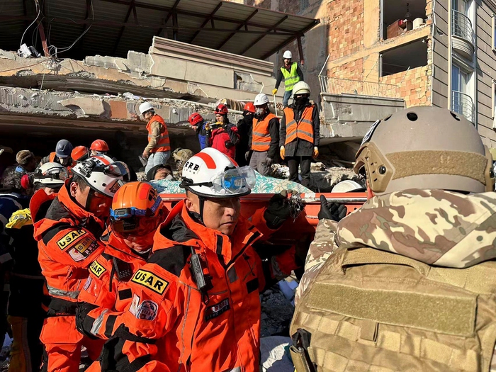 Cơn ác mộng sau thảm họa động đất Thổ Nhĩ Kỳ-Syria: Cay đắng bật khóc mở từng túi đựng thi thể tìm người thân, bãi đậu xe thành nhà xác - Ảnh 6.