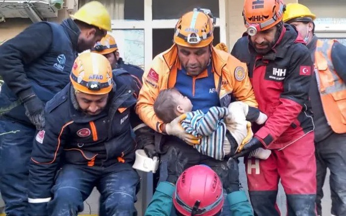 Điều kỳ diệu trong thảm họa động đất Thổ Nhĩ Kỳ - Syria: Bé trai 2 tuổi sống sót sau 78 tiếng bị chôn vùi dưới đống đổ nát