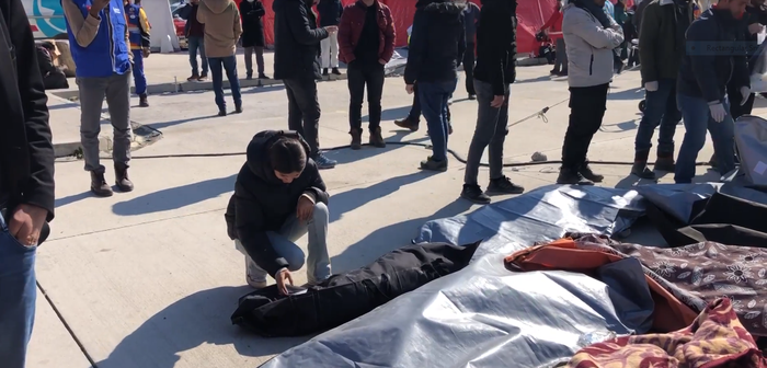 Cơn ác mộng sau thảm họa động đất Thổ Nhĩ Kỳ-Syria: Cay đắng bật khóc mở từng túi đựng thi thể tìm người thân, bãi đậu xe thành nhà xác - Ảnh 1.