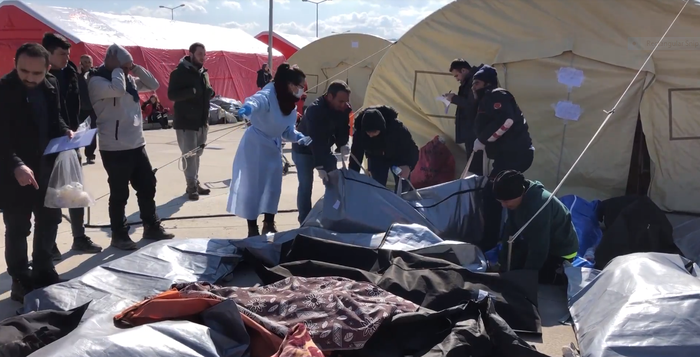 Cơn ác mộng sau thảm họa động đất Thổ Nhĩ Kỳ-Syria: Cay đắng bật khóc mở từng túi đựng thi thể tìm người thân, bãi đậu xe thành nhà xác - Ảnh 3.