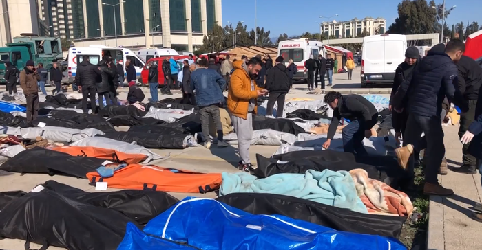 Cơn ác mộng sau thảm họa động đất Thổ Nhĩ Kỳ-Syria: Cay đắng bật khóc mở từng túi đựng thi thể tìm người thân, bãi đậu xe thành nhà xác - Ảnh 4.