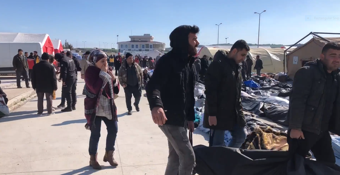 Cơn ác mộng sau thảm họa động đất Thổ Nhĩ Kỳ-Syria: Cay đắng bật khóc mở từng túi đựng thi thể tìm người thân, bãi đậu xe thành nhà xác - Ảnh 5.
