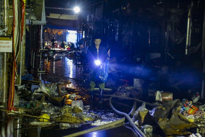Ảnh: Xuyên đêm bảo vệ hiện trường, chống “lửa tái phát” tại chợ Tam Bạc lớn nhất Hải Phòng - Ảnh 7.