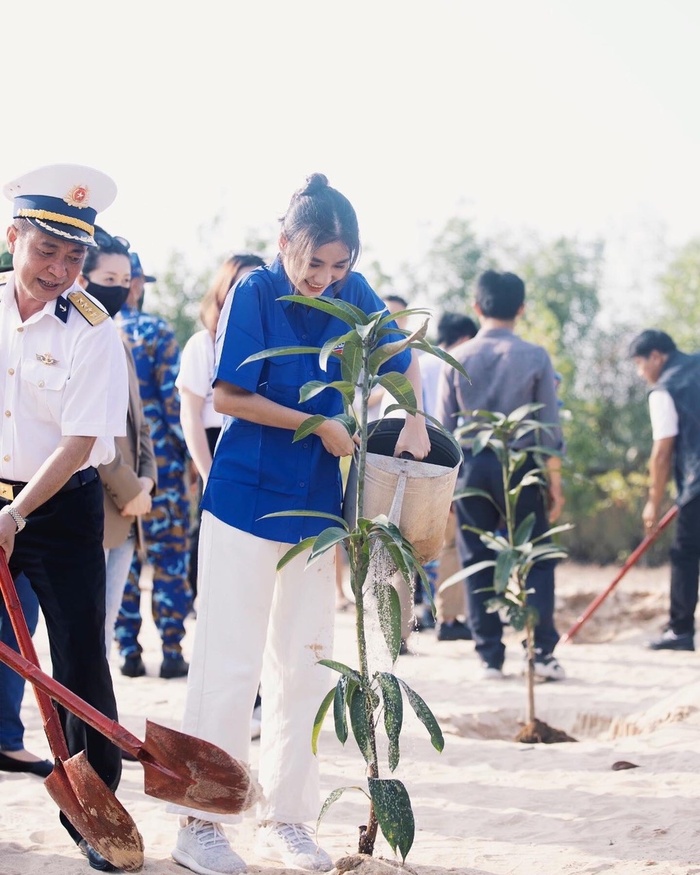 Hoa hậu Thanh Hà trong một sự kiện trồng cây xanh cùng Bộ đội Biên phòng