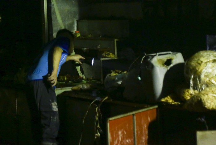 Ảnh: Xuyên đêm bảo vệ hiện trường, chống “lửa tái phát” tại chợ Tam Bạc lớn nhất Hải Phòng - Ảnh 8.