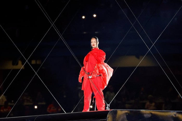 Rihanna khoe bụng bầu lần thứ 2 trên sân khấu Super Bowl ! - Ảnh 2.