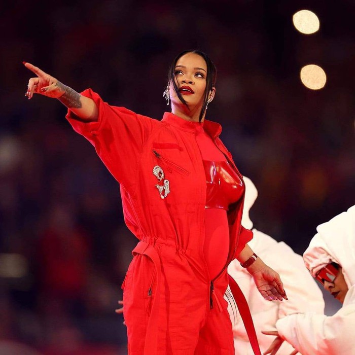 Rihanna khoe bụng bầu lần thứ 2 trên sân khấu Super Bowl ! - Ảnh 3.