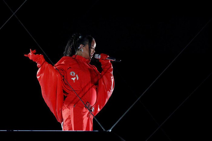 Rihanna khoe bụng bầu lần thứ 2 trên sân khấu Super Bowl ! - Ảnh 4.