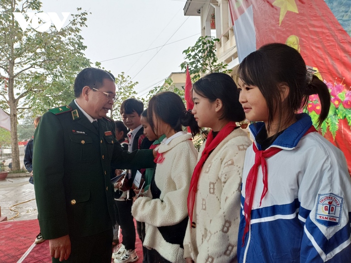 Ngày biên phòng toàn dân: Tặng 5 nhà đại đoàn kết và nhiều phần quà cho hộ gia đình khó khăn ở Hà Giang - Ảnh 2.