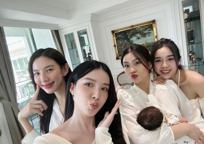 Thuỳ Tiên và dàn mỹ nhân đọ sắc trong tiệc đầy tháng con gái của Á hậu Diễm Trang - Ảnh 2.