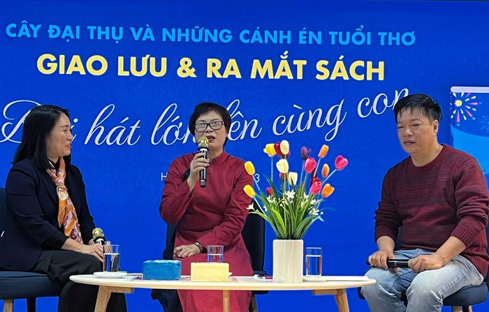 Nhà báo Tạ Bích Loan, nhà báo Phạm Hồng Tuyến và MC Nguyễn Hữu Chiến Thắng trong buổi giao lưu, ra mắt sách &quot;Bài hát lớn lên cùng con&quot;