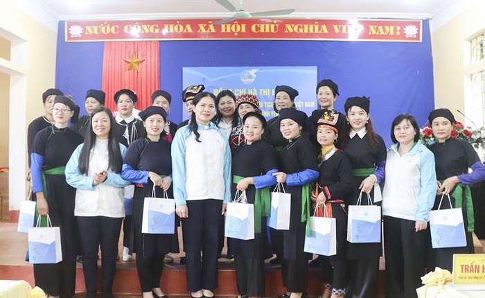 Chủ tịch Hội LHPN Việt Nam Hà Thị Ngà trao tặng áo dài cho 15 Ủy viên Ban Chấp hành Hội LHPN xã Châu Quế Hạ