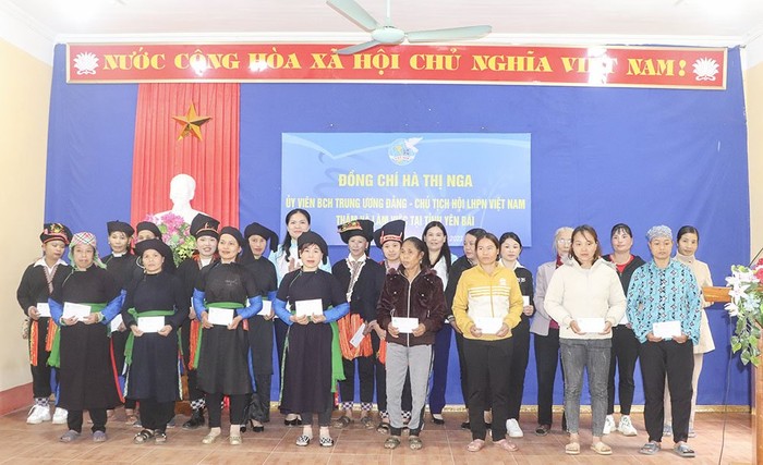 20 phụ nữ có hoàn cảnh khó khăn được Trung ương Hội LHPN Việt Nam trao quà