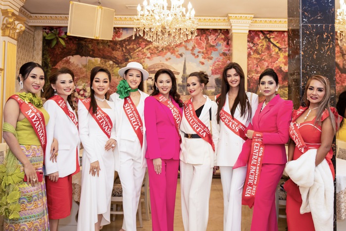 Hoa hậu Quý bà Hoàn vũ Việt Nam 2022 Hoàng Thanh Nga (thứ 3 từ trái sang) cùng dàn thí sinh tham gia Mrs Universe 2022