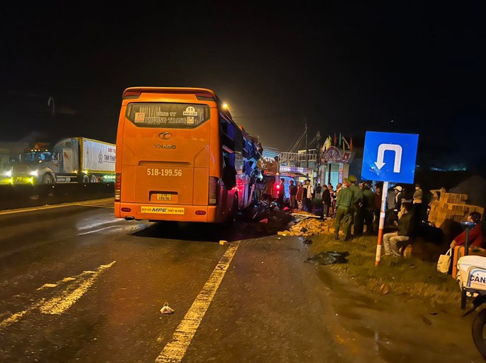 Xe khách tông xe tải ở Quảng Nam, 3 người chết, 13 người bị thương - Ảnh 1.