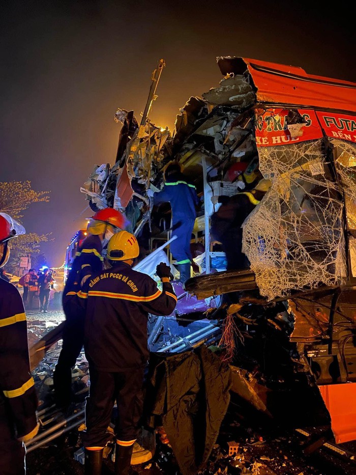 Xe khách tông xe tải ở Quảng Nam, 3 người chết, 13 người bị thương - Ảnh 2.