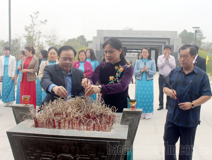 Chủ tịch Hội LHPN Việt Nam Hà Thị Nga thăm, tặng quà tại tỉnh Điện Biên - Ảnh 1.