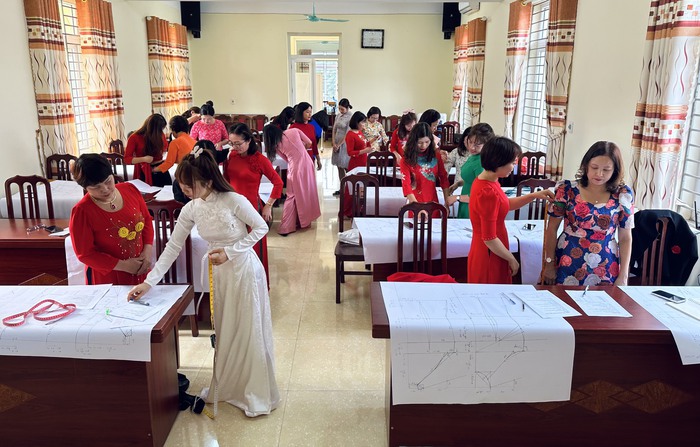 Hội LHPN tỉnh Phú Thọ tổ chức tập huấn kỹ thuật cắt, may áo dài truyền thống cho hội viên phụ nữ - Ảnh 1.