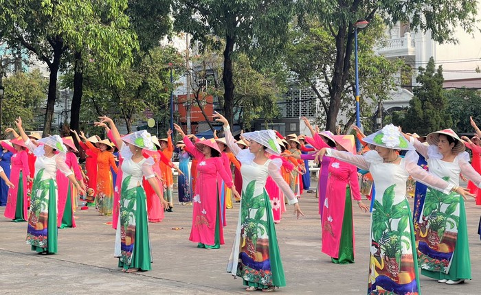 Hội viên phụ nữ Tây Thạnh đồng diễn và diễu hành áo dài chào đón tháng 3  - Ảnh 5.