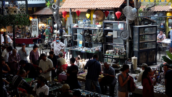 Chợ phiên đồ cổ mở vào sáng  thứ bảy và chủ nhật hàng tuần dành cho những người ở Sài Gòn có thú sưu tầm, săn lùng những món đồ xưa cũ, mang dấu ấn thời gian