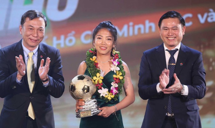 Huỳnh Như nhận giải Quả Bóng Vàng 2022