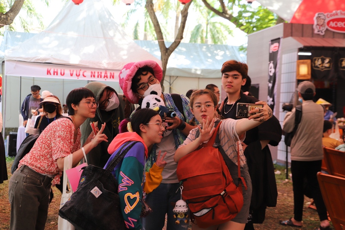 Cuối tuần phụ huynh TPHCM chen nhau cho con đi chơi Lễ hội Việt – Nhật  - Ảnh 5.