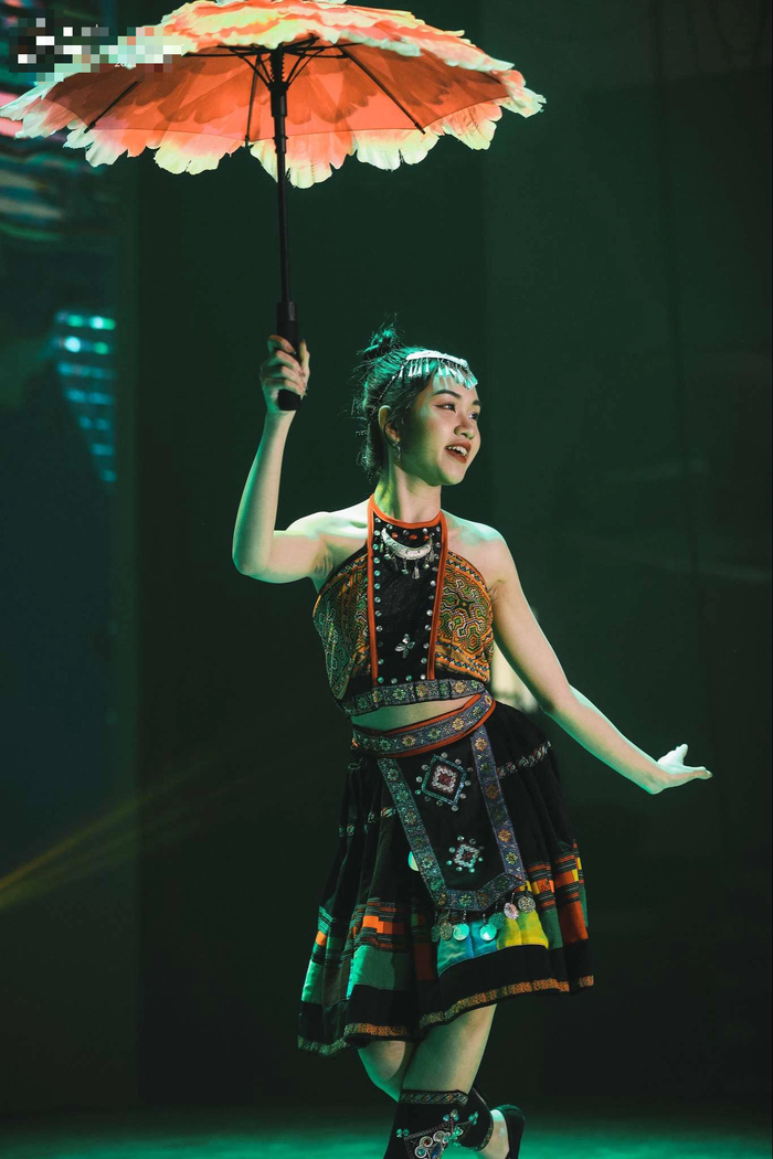 Nguyễn Trang Oanh, cô gái của lớp Báo mạng điện tử CLC K42 gây bất ngờ khi làm mới điệu múa dân tộc Mèo bằng cách kết hợp cùng bước nhảy Dancesport mạnh mẽ