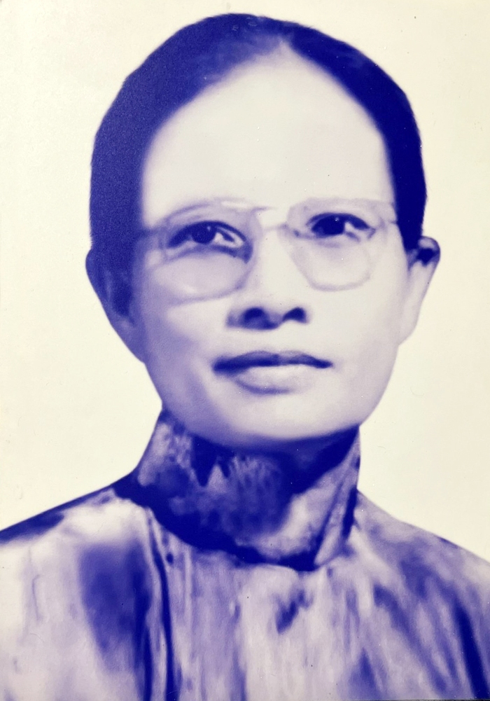 Nguyên chủ tịch nước Nguyễn Minh Triết thắp hương tưởng nhớ liệt sĩ Nguyễn Thị Tú  - Ảnh 1.