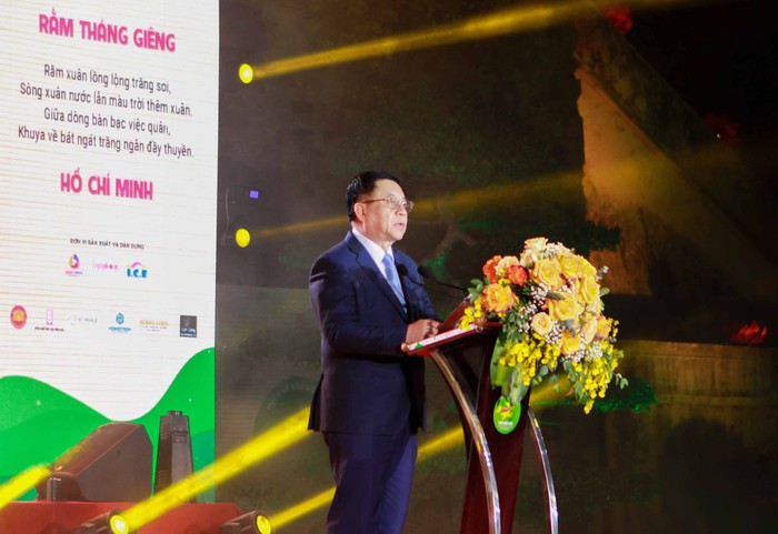 Thượng tướng Nguyễn Trọng Nghĩa: Thực tiễn đòi hỏi nhà thơ tiếp tục tham gia tích cực vào đời sống xã hội - Ảnh 1.