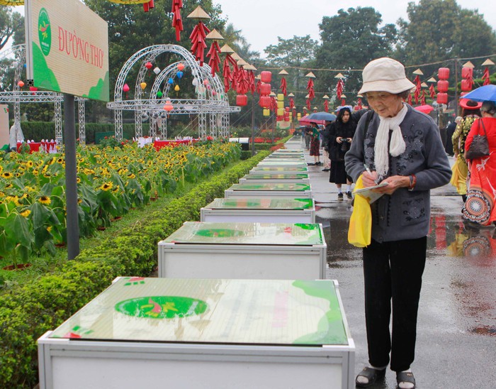 Đường Thơ - nơi độc giả dạo bước để thưởng lãm 100 câu thơ hay của thi ca Việt Nam được viết trên giấy dó tạo hình thành những chiếc quạt - cánh bướm