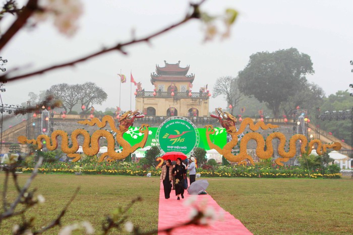 Du khách tham quan Ngày Thơ Việt Nam 2023 tại Hoàng thành Thăng Long