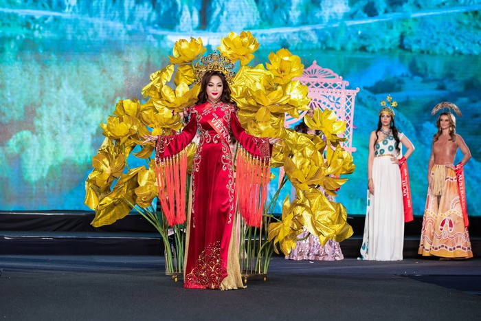 Hoàng Thanh Nga trong phần thi Quốc phục tại Mrs Universe 2022
