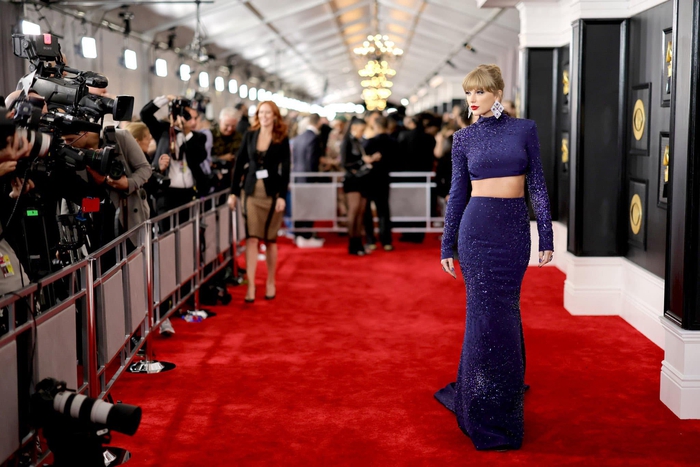 Taylor Swift bảo vệ nhân viên của mình trên thảm đỏ Grammy 2023 sau khi cô bị phóng viên la hét xua đuổi! - Ảnh 4.