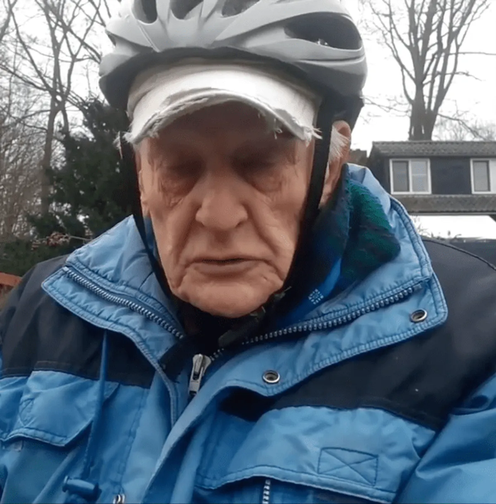 Cụ ông 90 tuổi đạp xe hai tiếng mỗi ngày, bất chấp nắng mưa để đến thăm vợ - Ảnh 2.